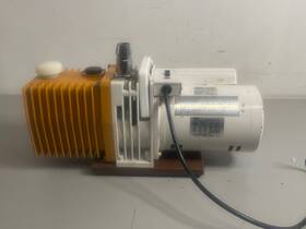 Pd-102 Yamato / Ulvac Minivac Rotary Vane Vacuum Pump 100/120 L/min Japan Pd-102 Yamato / Ulvac Minivac Rotary Vane Vacuum Pump 100/120 L/min Japan