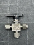 Whitey Swagelok 1-PIECE 40 Series 3 Way Ball Valve 1/4" SS-42XS4. Fixed Price $40.00.